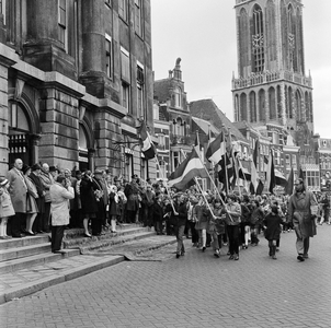 850775 Afbeelding van het defilé van de Utrechtse schooljeugd langs het Stadhuis (Stadhuisbrug 1) te Utrecht, ter ...